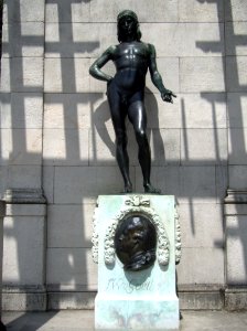 Goethe-Denkmal, Herrengarten, Darmstadt, Statur