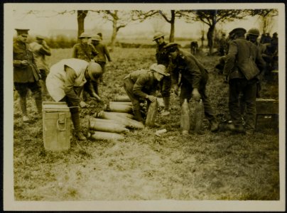 Getting them ready for checking the German offensive. Men who shelled the German, Bestanddeelnr 158-0145