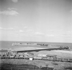 Goederentrein en in de verte een baggermolen inj de haven van Rosslare, Bestanddeelnr 191-0909