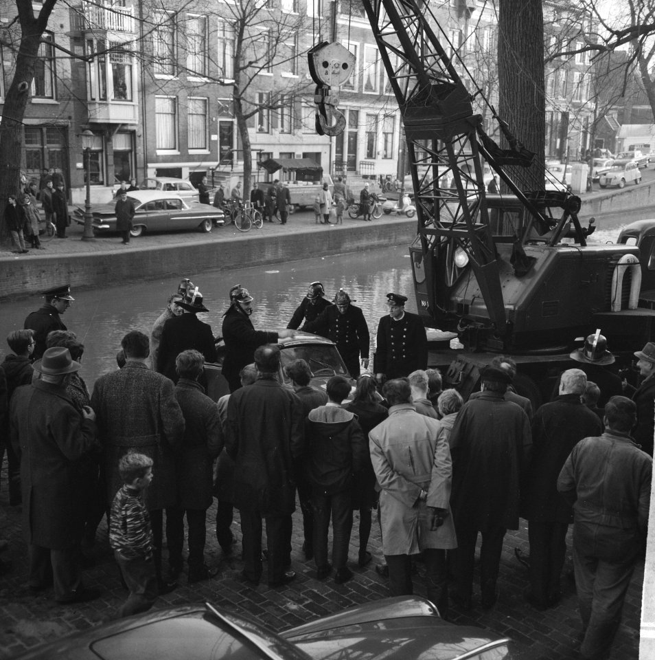 Gogomobieltje in Reguliersgracht gereden over beschermran door vriesweer, Bestanddeelnr 915-8122