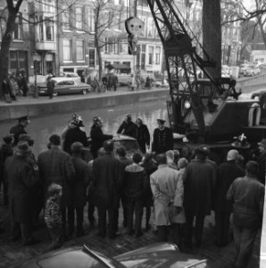 Gogomobieltje in Reguliersgracht gereden over beschermran door vriesweer, Bestanddeelnr 915-8122