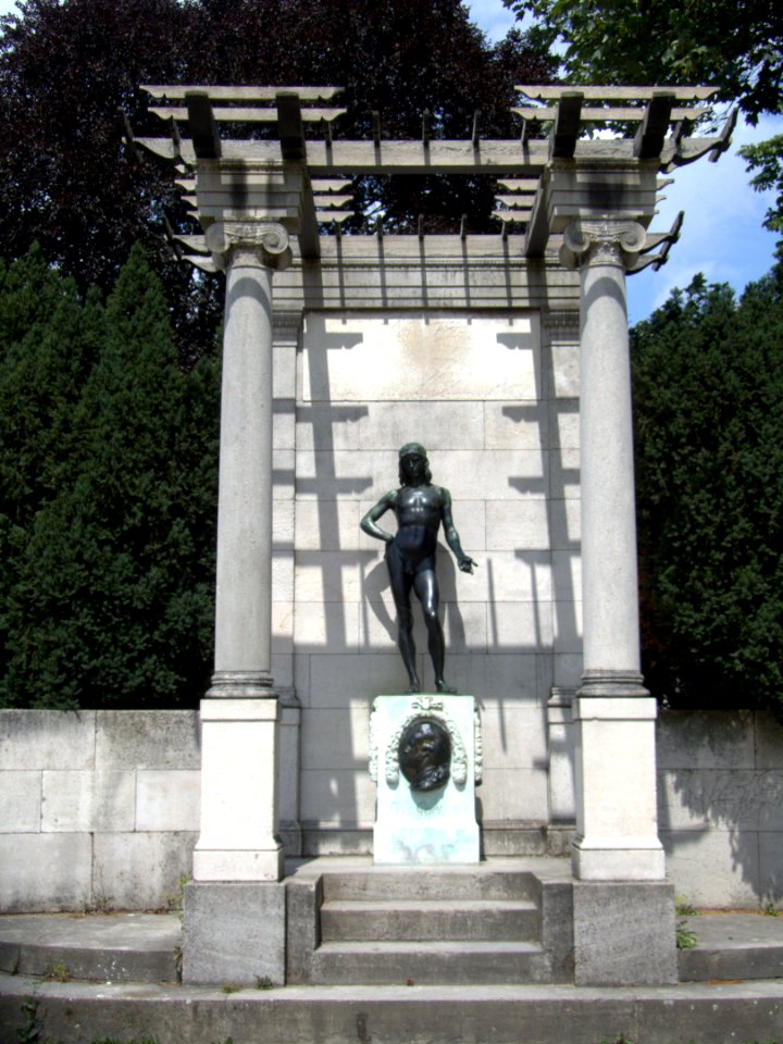 Goethe-Denkmal, Herrengarten, Darmstadt, Statur mit Umbauung