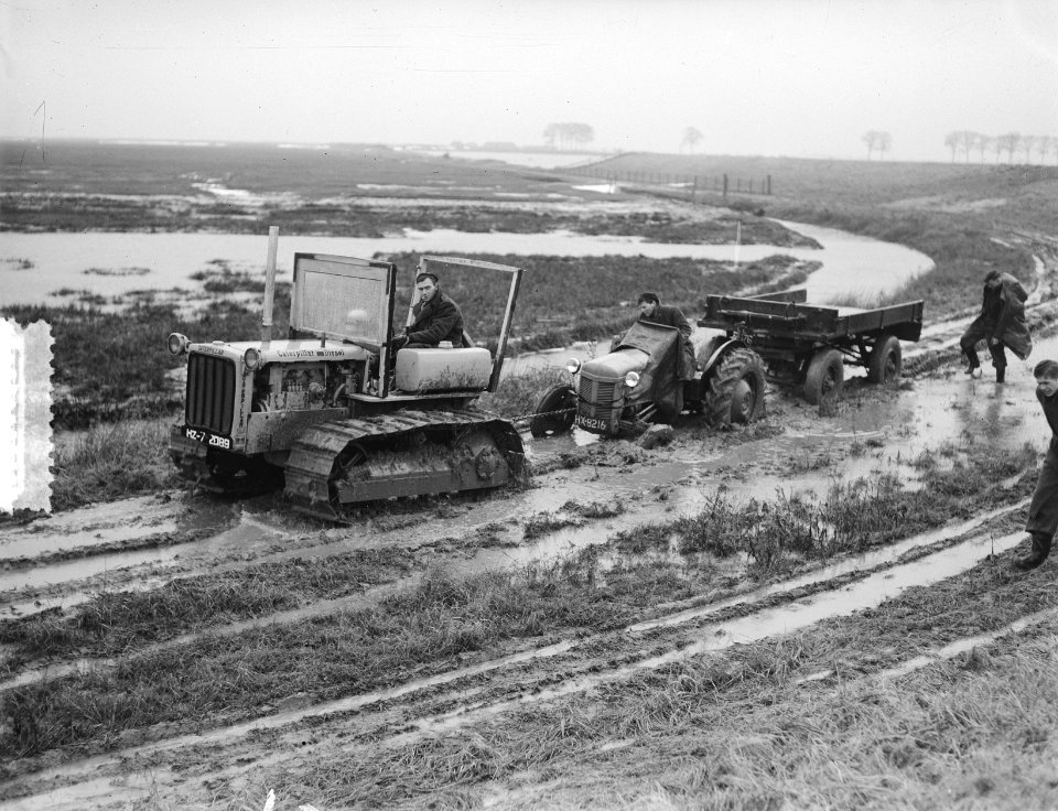 Goeree Overflakkee Sluishaven. Tractor trekt tractor door modder, Bestanddeelnr 905-5423