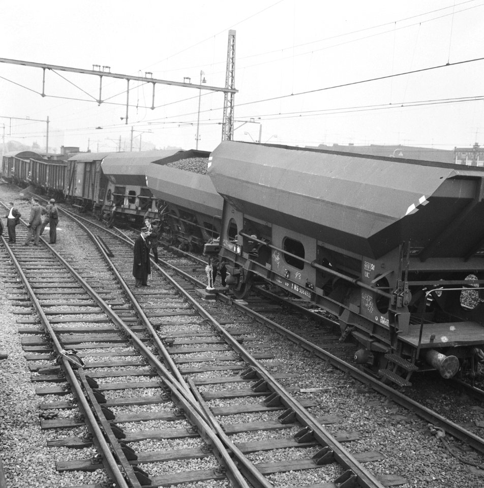 Goederentrein op het station Hollands-Spoor te Den Haag ontspoord, overzicht rav, Bestanddeelnr 918-1996