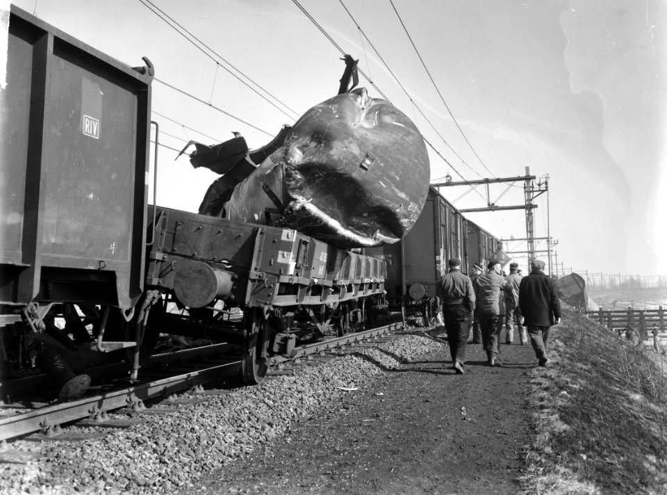 Goederentrein ontspoort op de brug over de Gouwe bij Gouda een der wagons kwam o, Bestanddeelnr 914-8879
