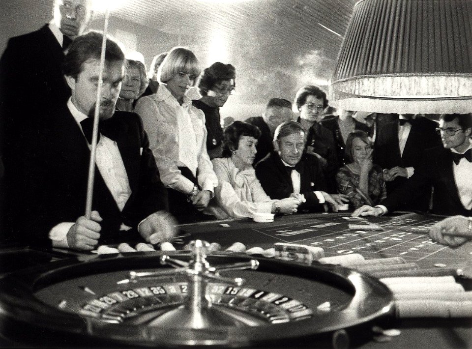 Gokken met de roulette in het casino, hotel Bouwes te Zandvoort. Geschonken in 1986 door United Photos de Boer bv. Identificatienummer 54-005745, NL-HlmNHA 54005745