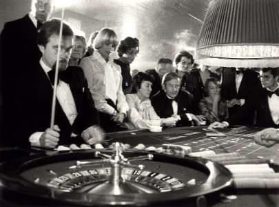 Gokken met de roulette in het casino, hotel Bouwes te Zandvoort. Geschonken in 1986 door United Photos de Boer bv. Identificatienummer 54-005745, NL-HlmNHA 54005745