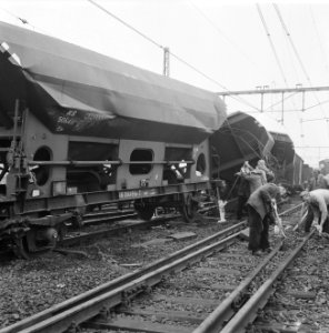 Goederentrein op het station Hollands-Spoor te Den Haag ontspoord, overzicht rav, Bestanddeelnr 918-1999