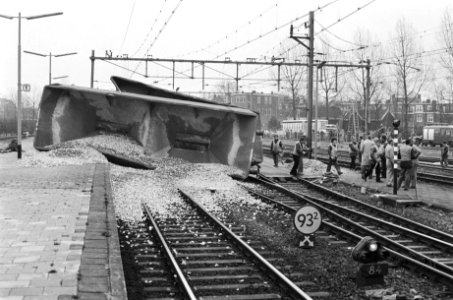 Goederenwagons ontspoord voor station Dordrecht omgevallen grindwagen op de rai, Bestanddeelnr 929-5060