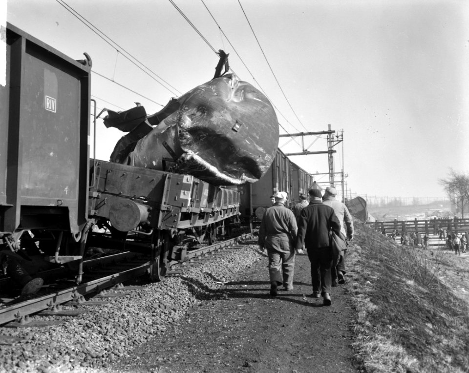 Goederentrein ontspoort op de brug over de Gouwe bij Gouda een der wagons kwam o, Bestanddeelnr 914-8876