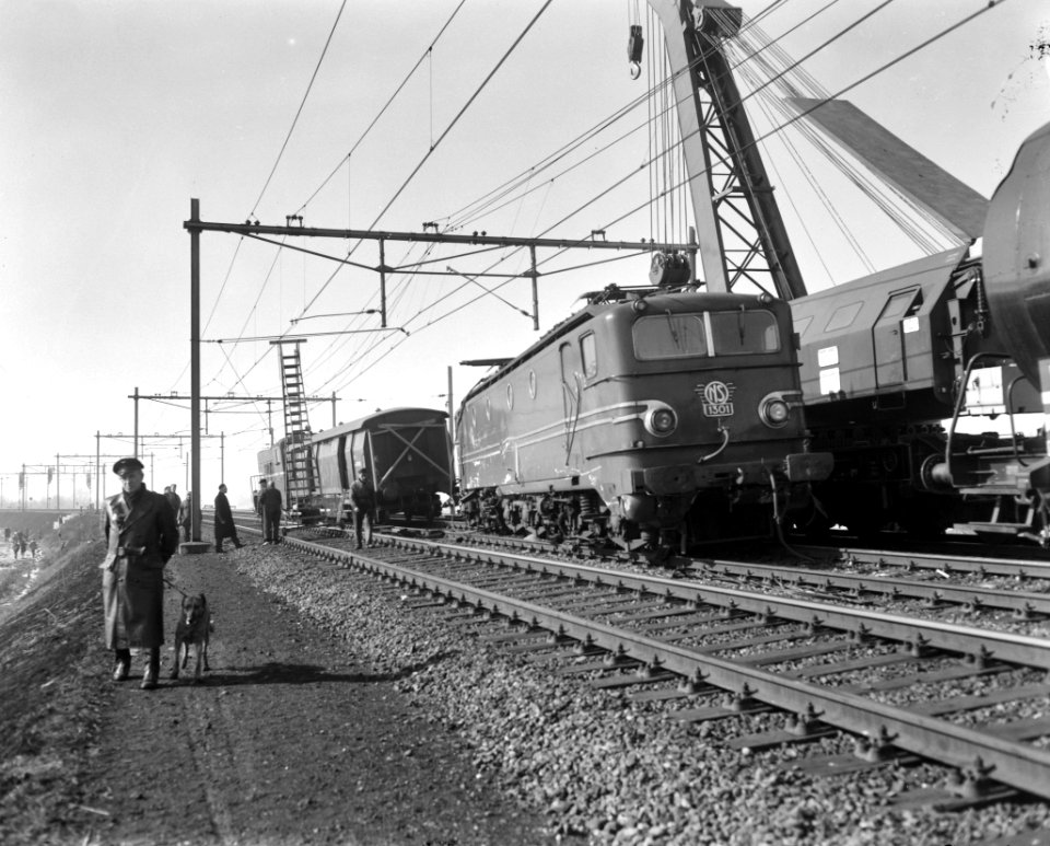 Goederentrein ontspoort op de brug over de Gouwe bij Gouda een der wagons kwam o, Bestanddeelnr 914-8874