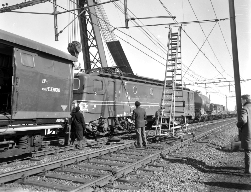 Goederentrein ontspoort op de brug over de Gouwe bij Gouda een der wagons kwam o, Bestanddeelnr 914-8887