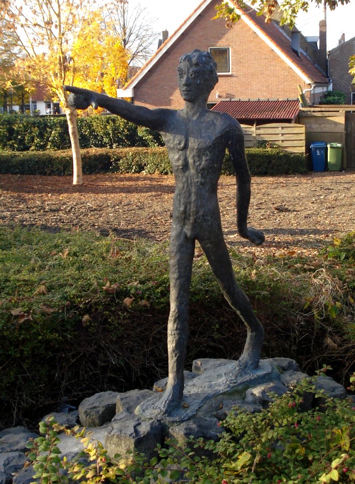 Goeree kunstwerk wijzende jongen