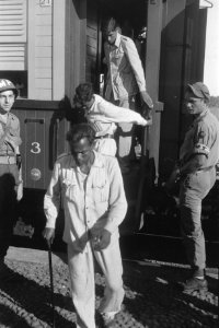 Gombong Aan de Status Quolijn arriveerde uit de republiek een trein met een aan, Bestanddeelnr 1691-2-3