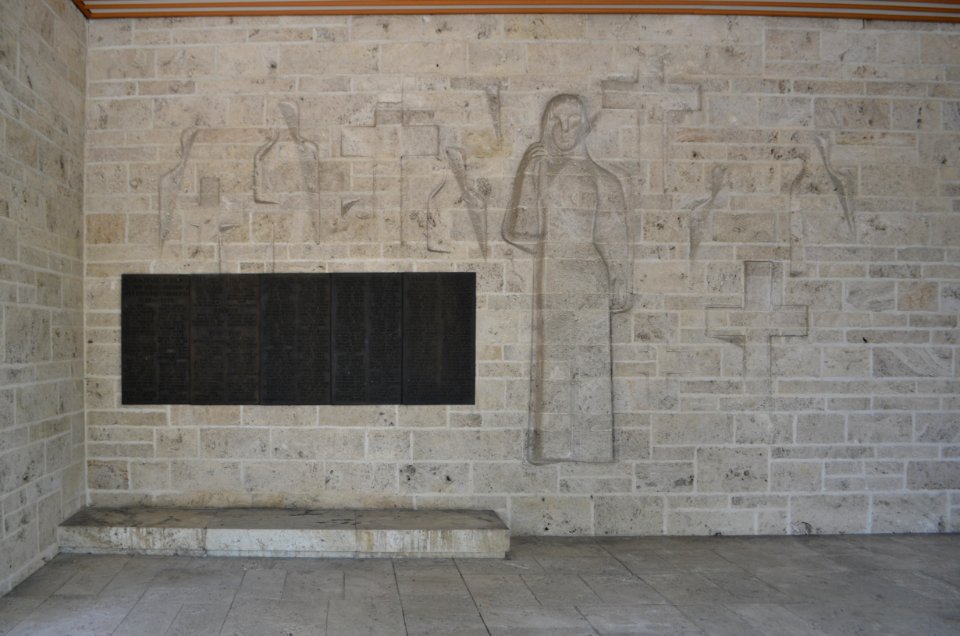 Gomaringen, Friedhof, Trauerhalle, Gefallenendenkmal