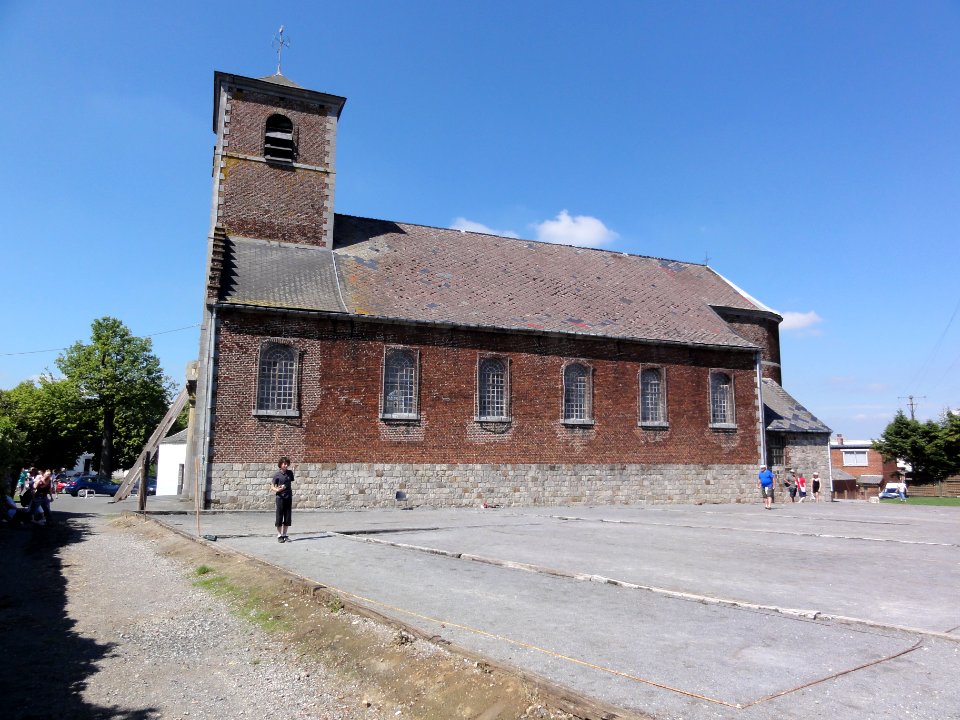 Gognies-Chaussée (Nord, Fr) église, vue latérale