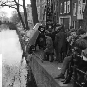 Gogomobieltje in Reguliersgracht gereden over beschermran door vriesweer, Bestanddeelnr 915-8121