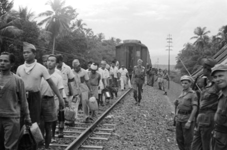 Gombong Op 24 april 1948 werden te Gombong 400 krijgsgevangenen aan de republie, Bestanddeelnr 1639-3-3