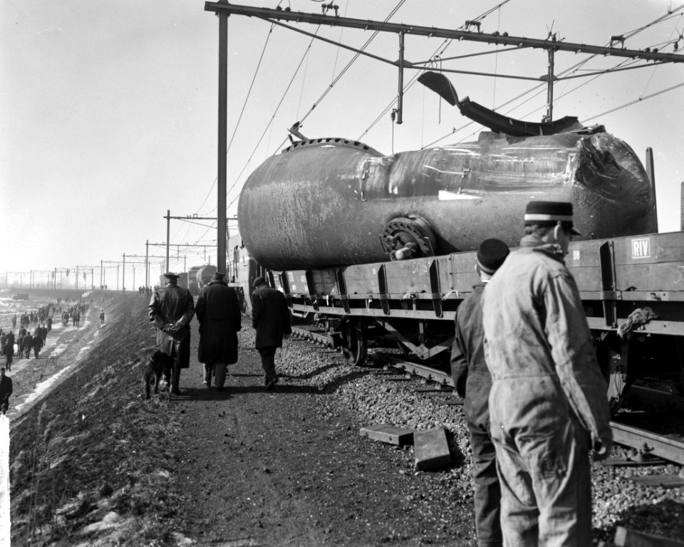 Goederentrein ontspoort op de brug over de Gouwe bij Gouda een tankwagen boven o, Bestanddeelnr 914-8869