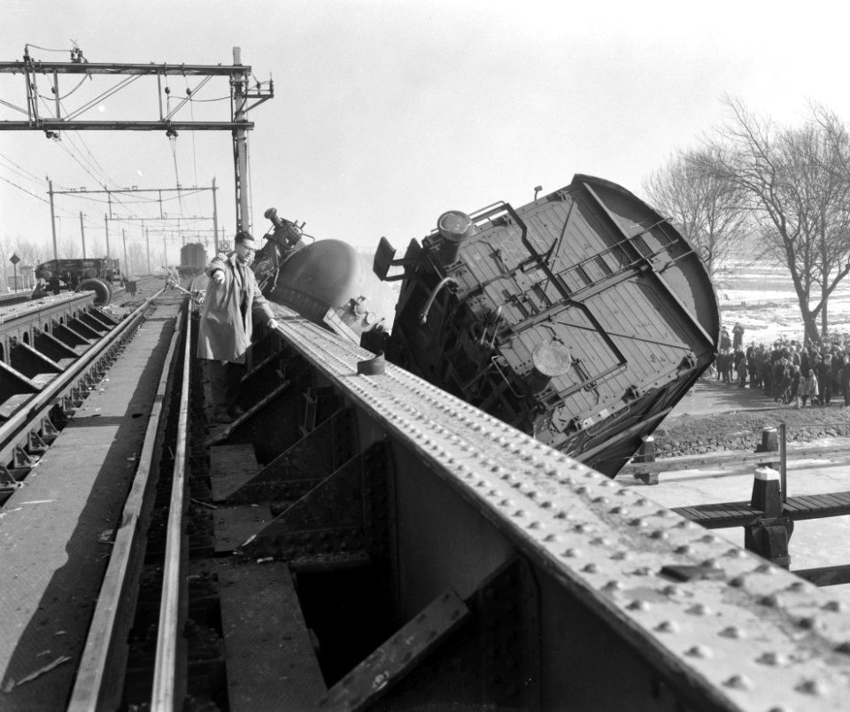 Goederentrein ontspoort op de brug over de Gouwe bij Gouda een der wagons kwam o, Bestanddeelnr 914-8881