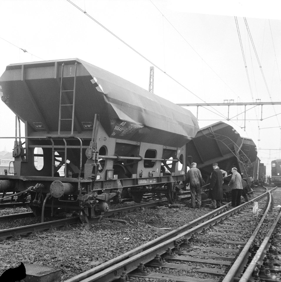 Goederentrein op het station Hollands-Spoor te Den Haag ontspoord, overzicht rav, Bestanddeelnr 918-1997
