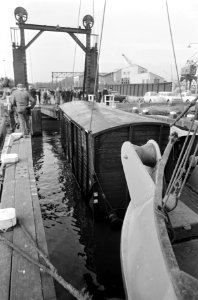 Goederenwagen te water bij rangerterrein op de Rietlanden met 20 ton natriumsulf, Bestanddeelnr 920-8122