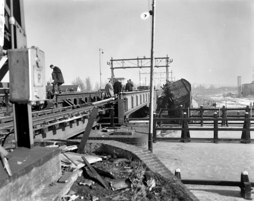 Goederentrein ontspoort op de brug over de Gouwe bij Gouda een der wagons kwam o, Bestanddeelnr 914-8875