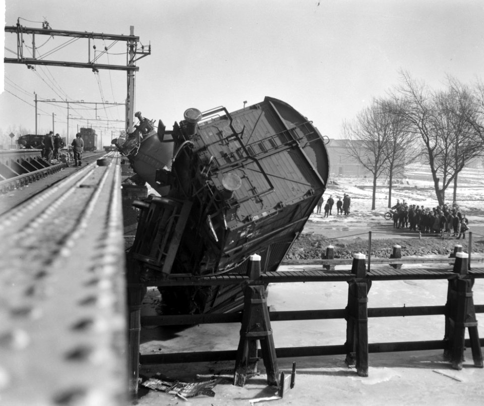 Goederentrein ontspoort op de brug over de Gouwe bij Gouda een der wagons kwam o, Bestanddeelnr 914-8888