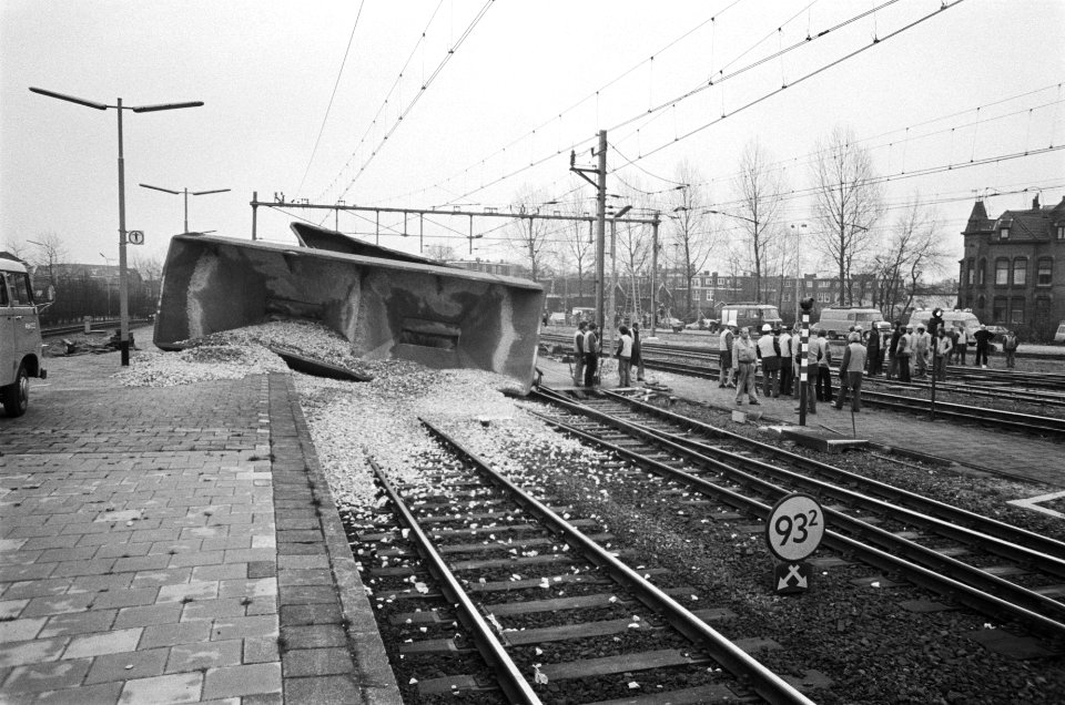 Goederenwagons ontspoord voor station Dordrecht omgevallen grindwagen op de rai, Bestanddeelnr 929-5061