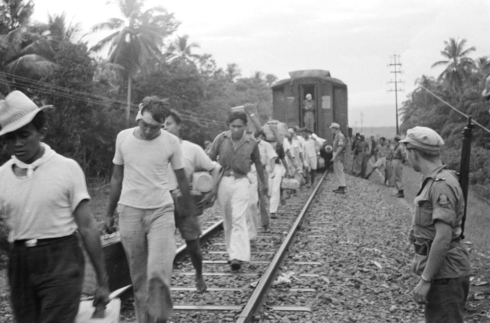 Gombong Op 24 april 1948 werden te Gombong 400 krijgsgevangenen aan de republie, Bestanddeelnr 1639-3-5