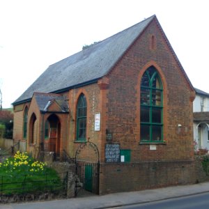 Gomshall Chapel (URC), Station Road, Gomshall (March 2014, from West) (1)