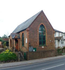 Gomshall Chapel (URC), Station Road, Gomshall (March 2014, from West) (2)