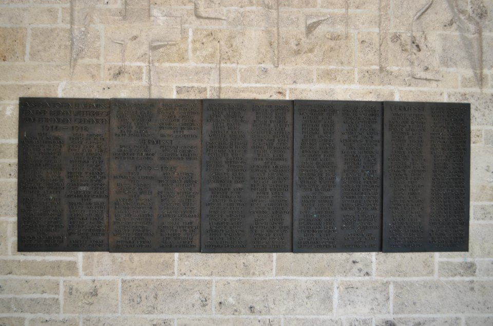 Gomaringen, Friedhof, Trauerhalle, Gefallenendenkmal (1)