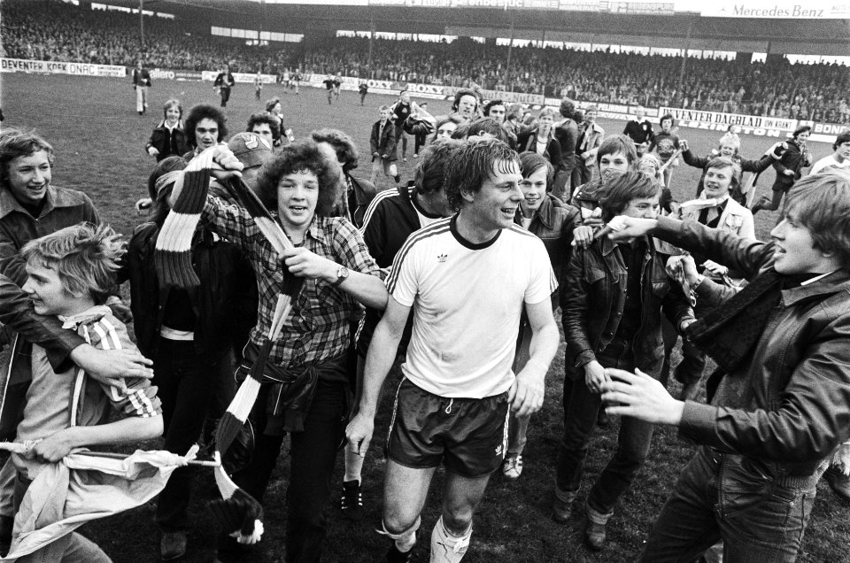Go Ahead Eagles tegen FC Amsterdam 2-0, Cees van Kooten tussen supporters, Bestanddeelnr 929-6942