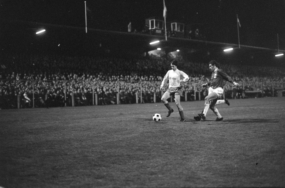 Go Ahead Eagles tegen Ajax 3-2, Cruijff (links) in actie, Bestanddeelnr 925-4991