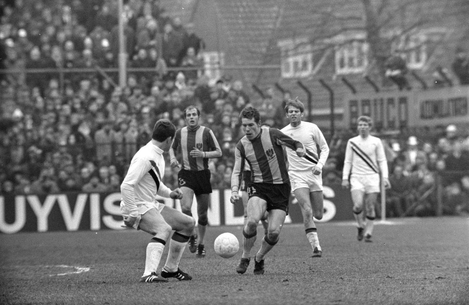 Go Ahead-Twente 4-0 v.l.n.r. de Vries (Twente), Wustefeld (GA), Veenstra (GA), t, Bestanddeelnr 922-2067