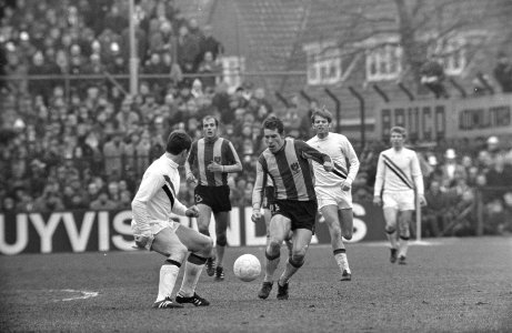 Go Ahead-Twente 4-0 v.l.n.r. de Vries (Twente), Wustefeld (GA), Veenstra (GA), t, Bestanddeelnr 922-2067