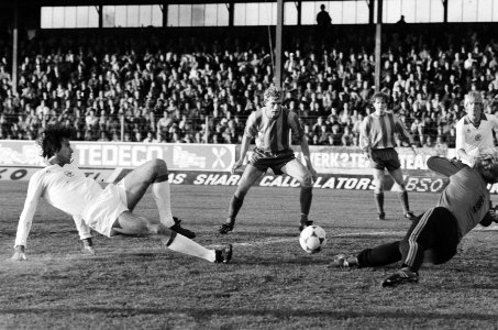 Go Ahead Eagles tegen Ajax 1-2. Ling (l.) schiet maar keeper Endeman stopt, Bestanddeelnr 932-1195