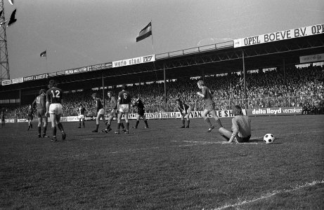 Go Ahead Eagles tegen Ajax 2-2, Piet Keizer (links) heeft gescoord, Bestanddeelnr 927-0977