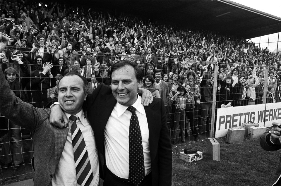 Go Ahead Eagles tegen FC Amsterdam 2-0, juichende coach Henk van Brussel (l), Bestanddeelnr 929-6943