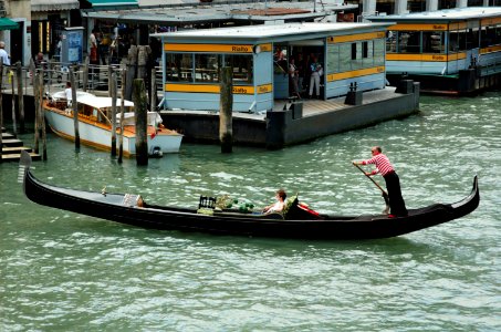 Gondola-Rialto-Venice-20050524-019