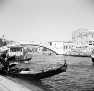 Gondel op het Canal Grande met op de achtergrond een brug, Bestanddeelnr 254-2028