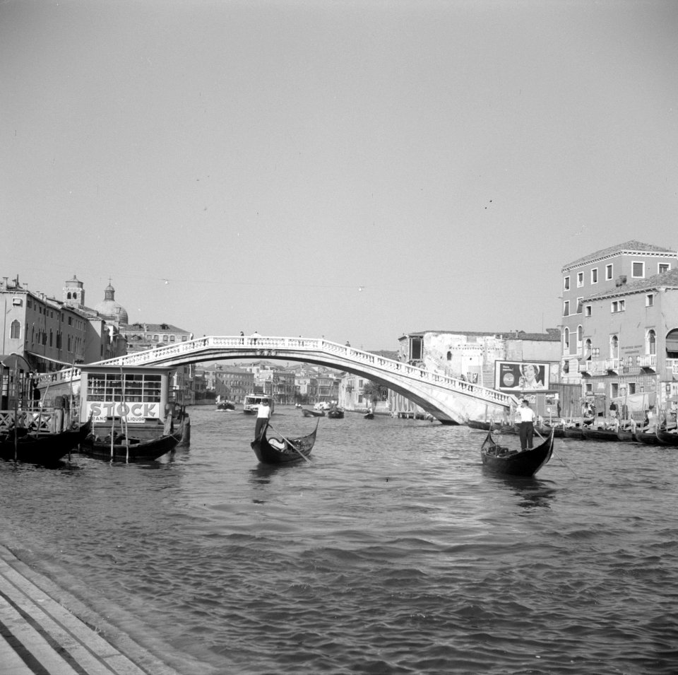 Gondels op het Canal Grande in Venetië met op de achtergrond een brug, Bestanddeelnr 254-2029