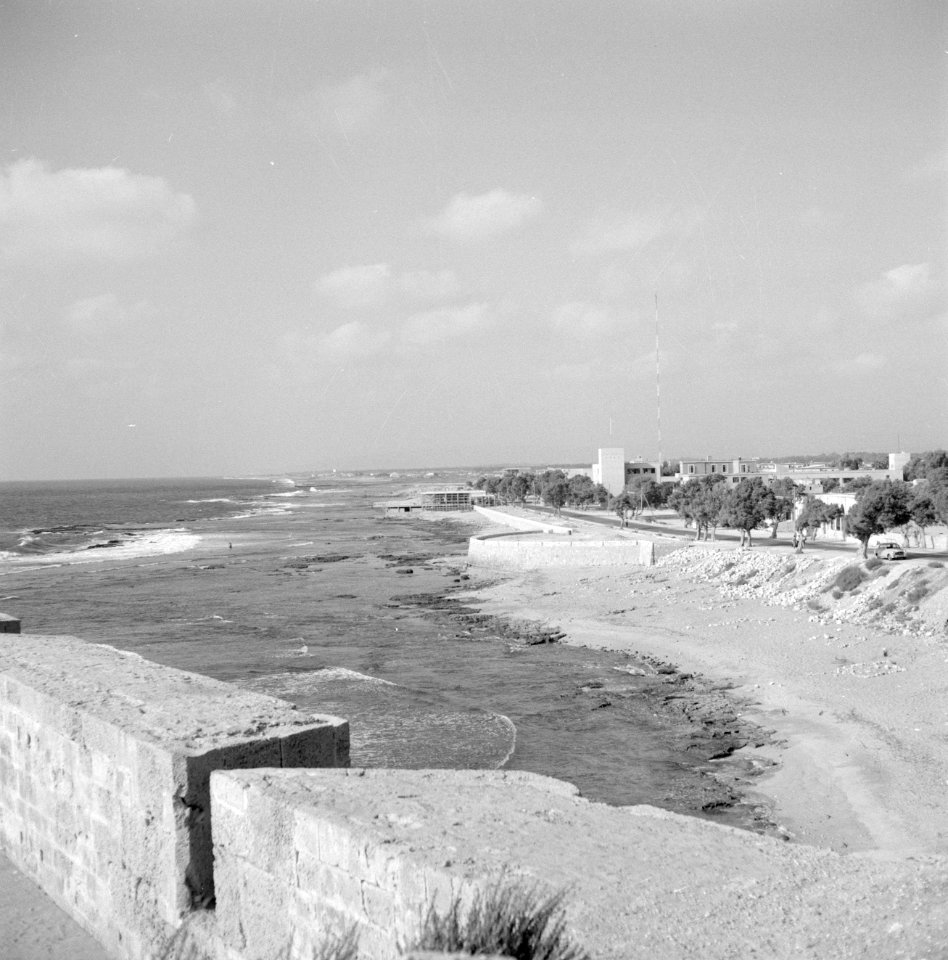 Golven vanaf de Middellandse zee aan de kust bij Akko (Acre). Achter de vestings, Bestanddeelnr 255-2532