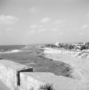 Golven vanaf de Middellandse zee aan de kust bij Akko (Acre). Achter de vestings, Bestanddeelnr 255-2532