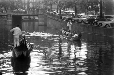 Gondels in Amsterdamse grachten, Bestanddeelnr 921-4483