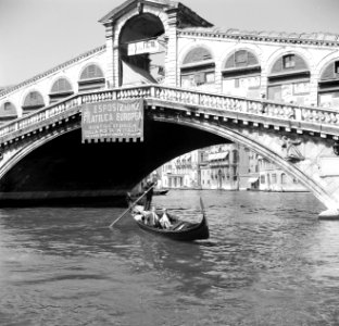 Gondelier onder de Rialtobrug in Venetië, Bestanddeelnr 254-2045