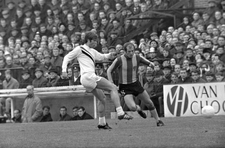 Go Ahead-Twente 4-0 nr. 2 J. Bronkers (rechts), (l) G.W. v. Tilburg , nr. 4 , Bestanddeelnr 922-2070