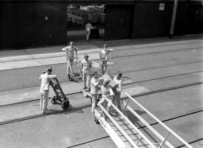 Goederen worden in de haven van Marseille met steekwagens aan boord van de Baloe, Bestanddeelnr 191-0143