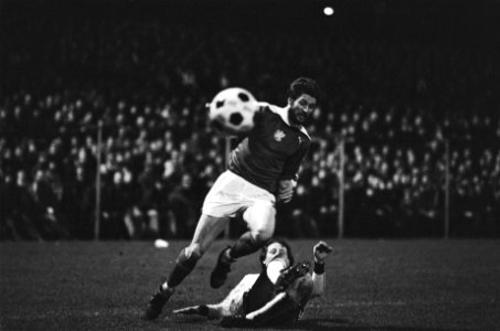 Go Ahead tegen Ajax 1-0, Erkens in duel met Schneider (liggend), Bestanddeelnr 929-5919